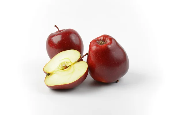 Zweieinhalb rote Äpfel — Stockfoto