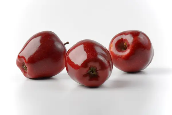 Rote köstliche Äpfel — Stockfoto