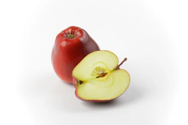 Eineinhalb rote Äpfel — Stockfoto