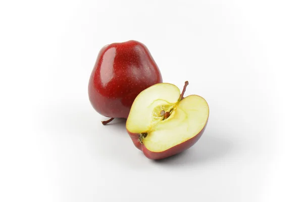 En och en halv röda äpplen — Stockfoto