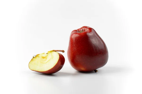 Färskt rött äpple — Stockfoto