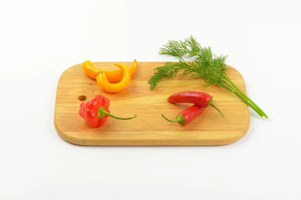 Chilipeppar på skärbräda — Stockfoto