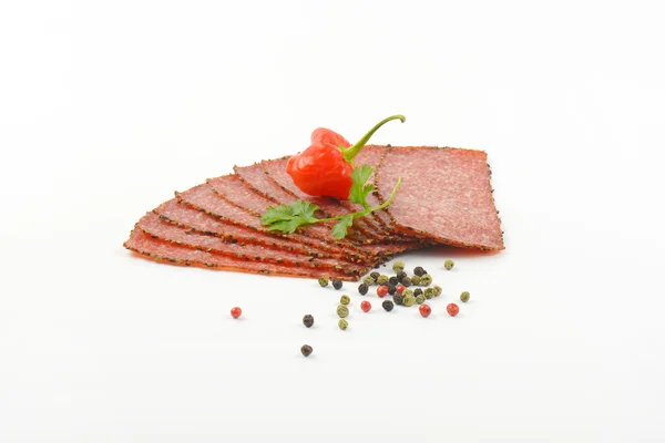 Tunt skivad peppar belagda salami — Stockfoto