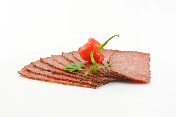 Zwarte peper salami segmenten — Stockfoto