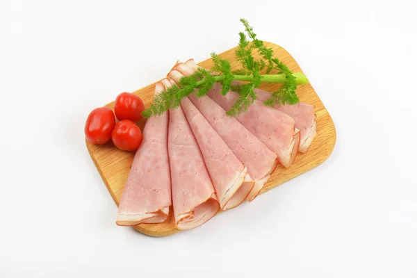 Fette di prosciutto con aneto e pomodorini — Foto Stock