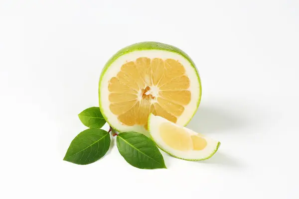 Verde oroblanco grapefruit jumătate — Fotografie, imagine de stoc