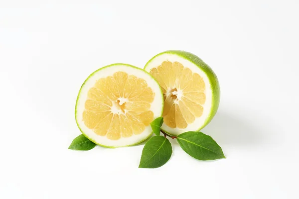 Toranja oroblanco verde cortada pela metade — Fotografia de Stock