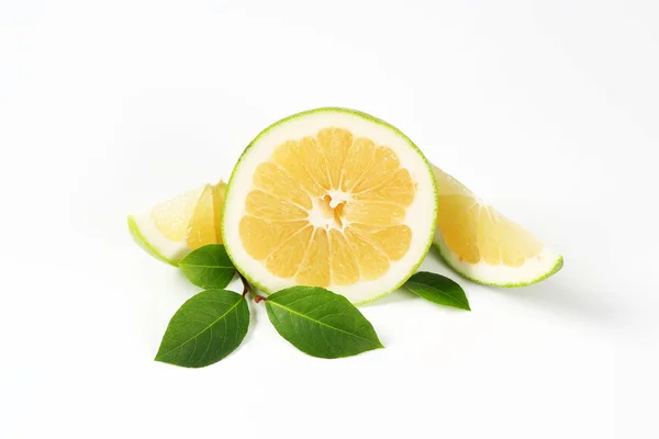 Verde grapefruit jumătate și felii — Fotografie, imagine de stoc