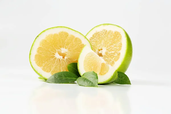 Jumătăți de grapefruit verde — Fotografie, imagine de stoc