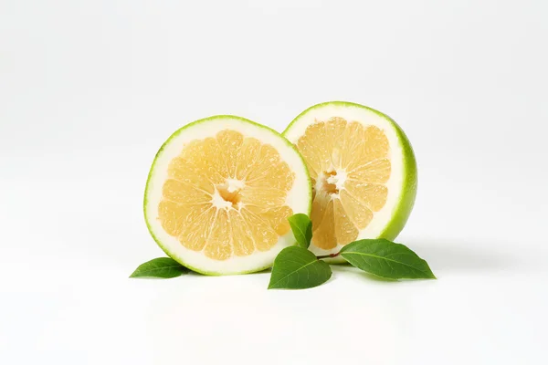 Grapefruit verde înjumătățit — Fotografie, imagine de stoc