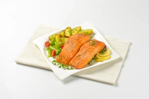 Dish of salmon fillets with roasted potatoes — Stock Photo, Image