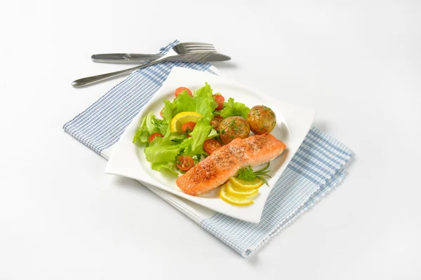 Lachsfilet mit Bratkartoffeln und frischem Gemüse — Stockfoto