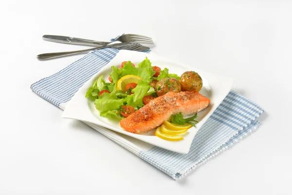 Zalmfilet met geroosterde aardappelen en verse groenten — Stockfoto