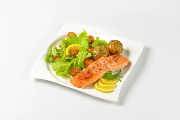 Filete de salmón con patatas asadas y verduras frescas —  Fotos de Stock