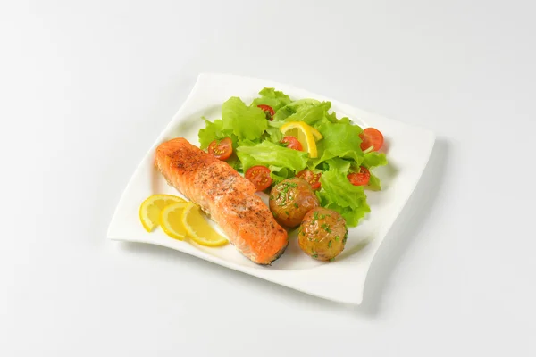 Filetto di salmone con patate arrosto e verdure fresche — Foto Stock