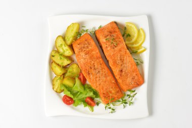 tabak kızarmış patates ile Somon fileto