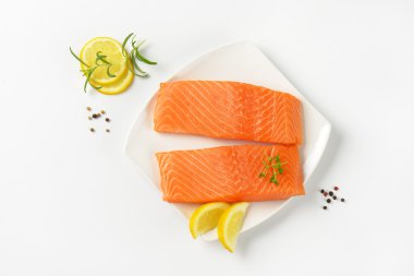 iki taze somon fileto