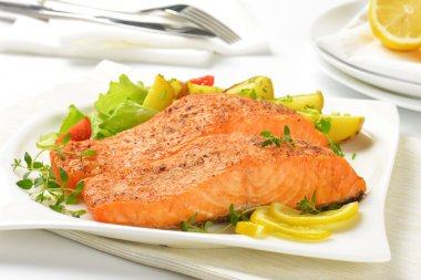 tabak kızarmış patates ile Somon fileto