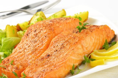 tabak kızarmış patates ile Somon fileto