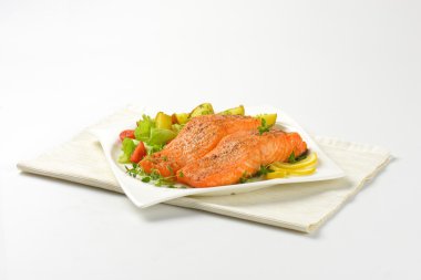 tabak kızarmış patates ile Somon fileto