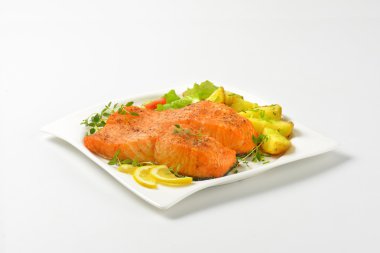 tabak kızarmış patates ile Somon fileto