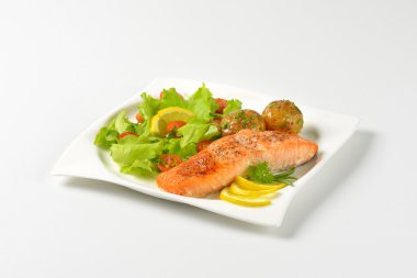 kavrulmuş patates ve taze sebze ile Somon fileto