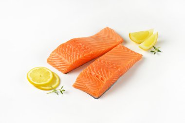 İki Çiğ somon fileto