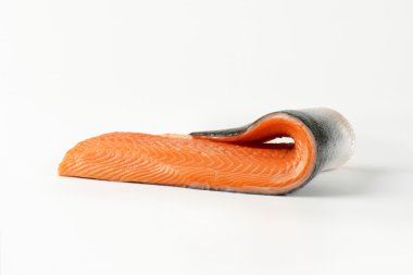 Çiğ somon filetosu.