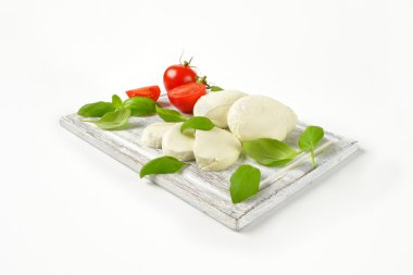 Mozzarella peyniri, domates ve taze fesleğen