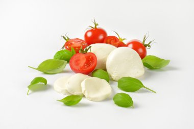 Mozzarella peyniri, domates ve taze fesleğen