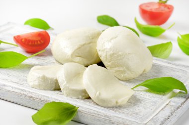 Mozzarella peyniri ve taze fesleğen