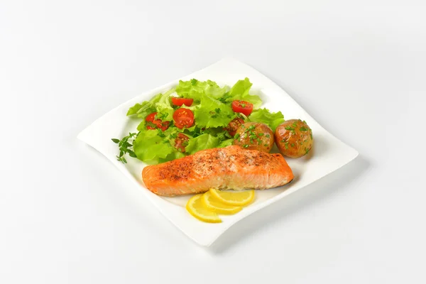 Salmon fillet with roasted potatoes and fresh vegetables — Stock Photo, Image