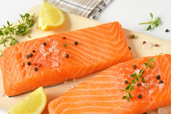 Ruwe zalmfilets op snijplank — Stockfoto