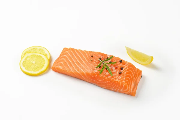 Raw salmon fillet — Stock Photo, Image