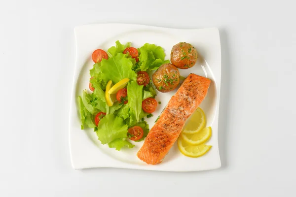 Filete de salmón con patatas asadas y verduras frescas —  Fotos de Stock