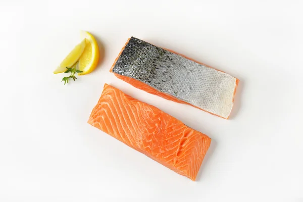 Dos filetes de salmón crudo —  Fotos de Stock