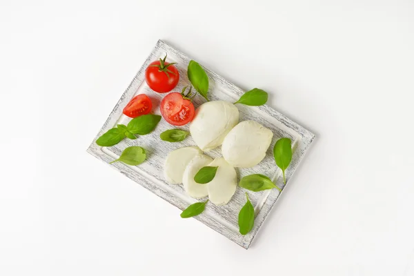 Mozzarella, Tomaten und frisches Basilikum — Stockfoto