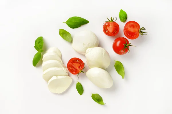 Mozzarella, tomater och färsk basilika — Stockfoto