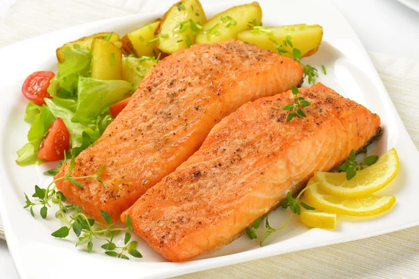 Schotel van zalmfilets met geroosterde aardappelen — Stockfoto