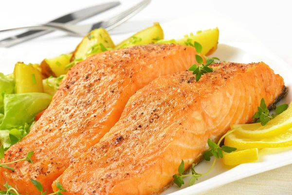 Dish of salmon fillets with roasted potatoes — Stock Photo, Image
