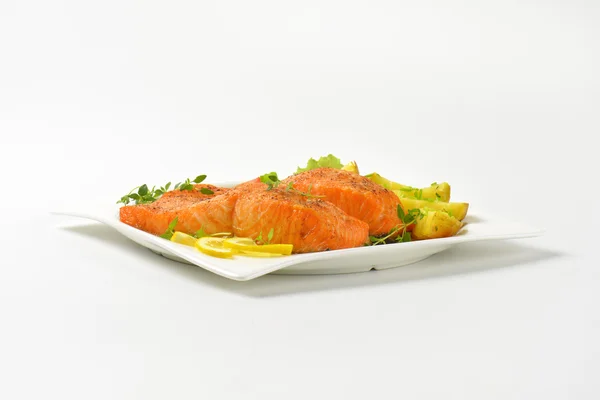 Piatto di filetti di salmone con patate arrosto — Foto Stock