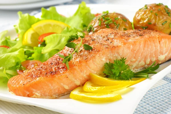 Filete de salmón con patatas asadas y verduras frescas — Foto de Stock