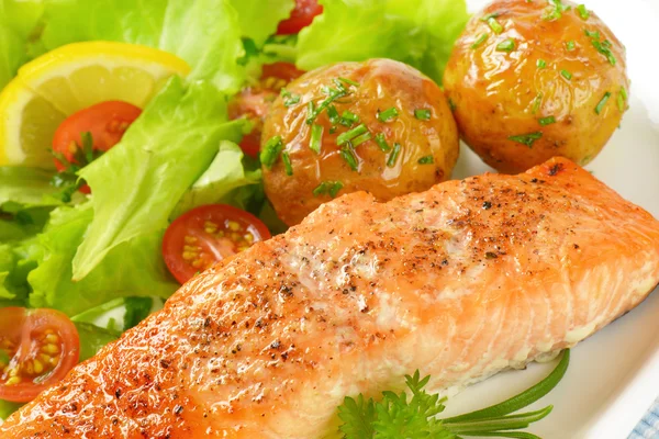 Filetto di salmone con patate arrosto e verdure fresche — Foto Stock