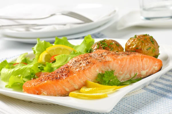 Filete de salmón con patatas asadas y verduras frescas —  Fotos de Stock