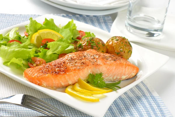 Filete de salmón con patatas asadas y verduras frescas —  Fotos de Stock