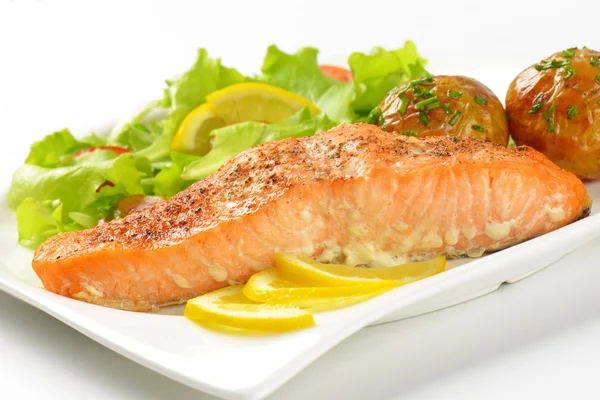 Filetto di salmone con patate arrosto e verdure fresche — Foto Stock