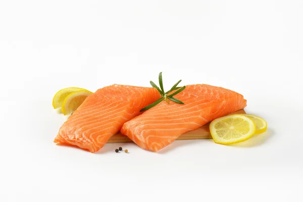 Raw salmon fillets — Stock Photo, Image