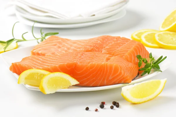 Dois filetes de salmão fresco — Fotografia de Stock