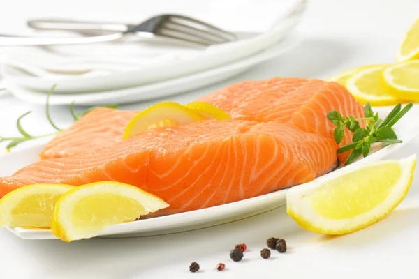 Dois filetes de salmão fresco — Fotografia de Stock