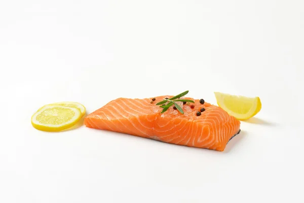 Filetto di salmone crudo — Foto Stock